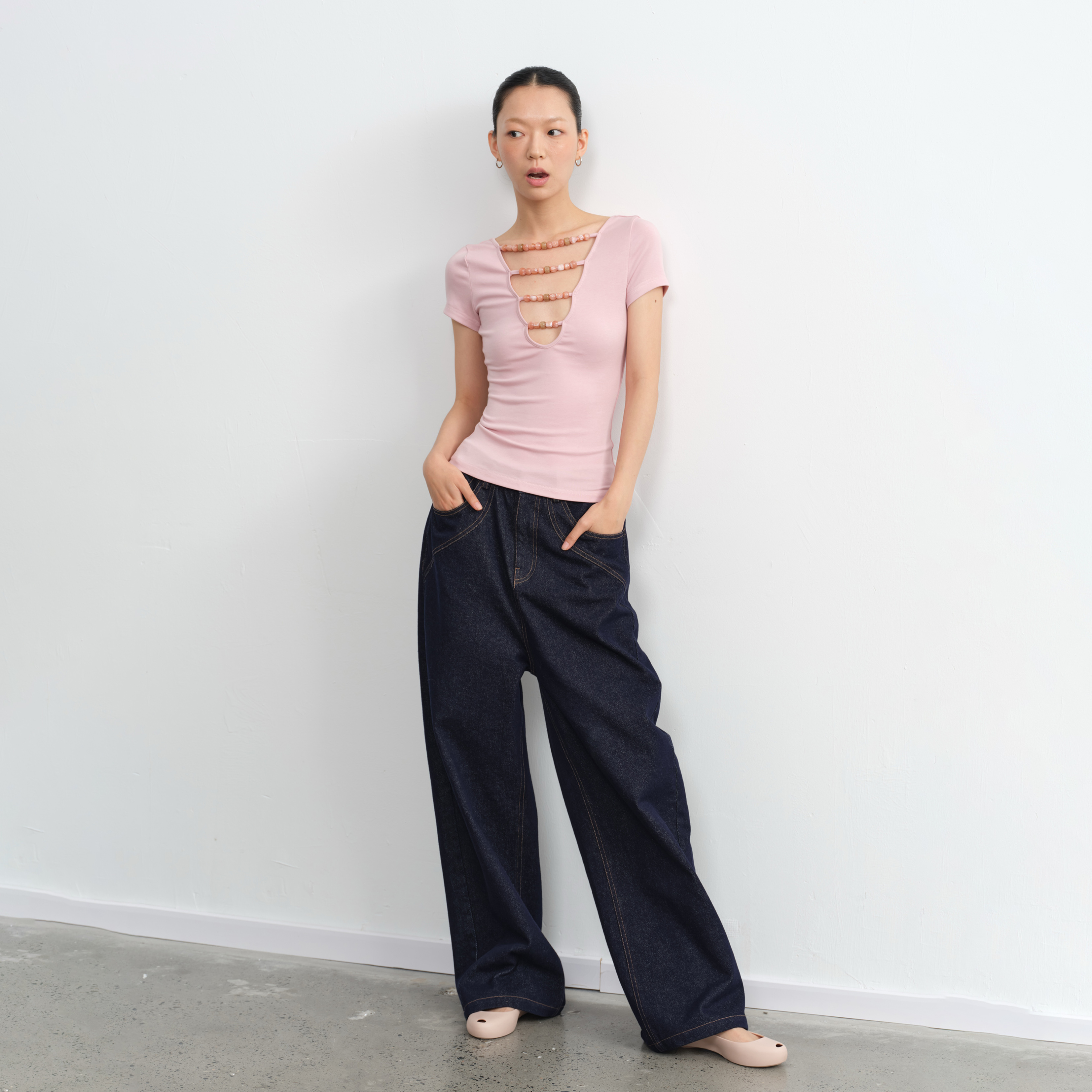 设计感V领串珠短袖T恤女