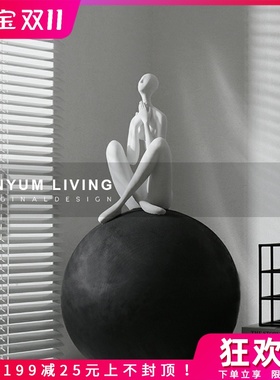 现代轻奢样板房间球上人物工艺术品大型抽象雕塑软装饰品玄关摆件