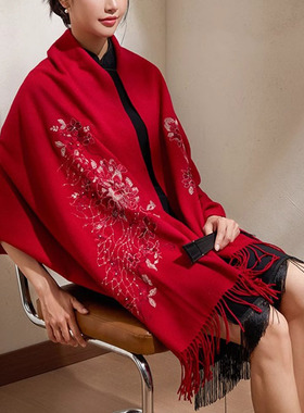 围巾红色羊毛刺绣披肩外搭女2025新款送中年妈妈秋季搭配裙子礼盒