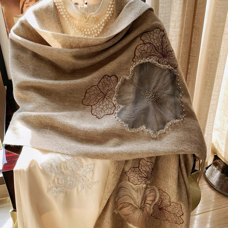 新款钉珠刺绣羊毛围巾女镂空秋秋季百搭柔软加厚披肩节日婚宴礼品