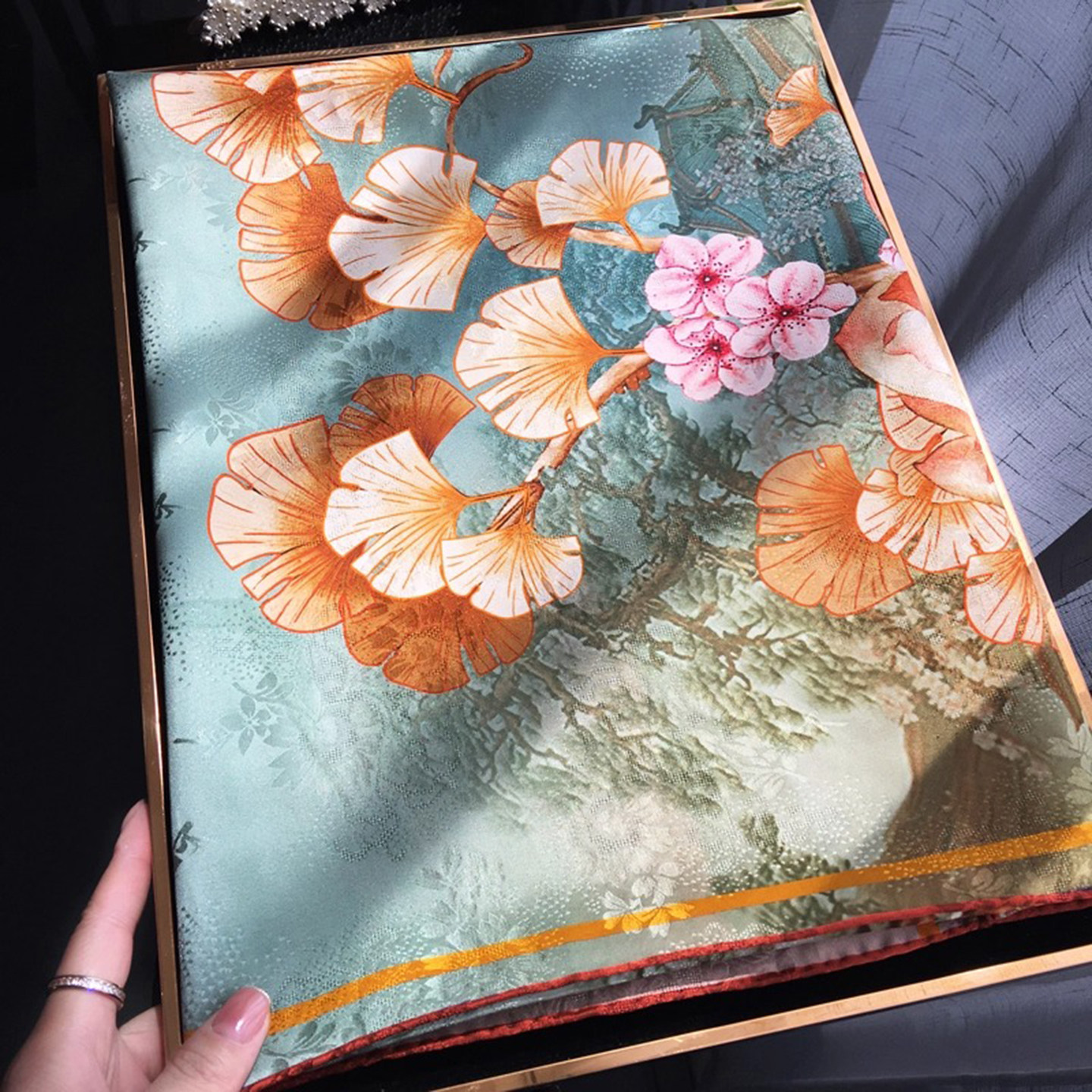 中国风双面缎面花萝真丝大方巾高端优雅莲花围巾披肩女丝巾礼盒装