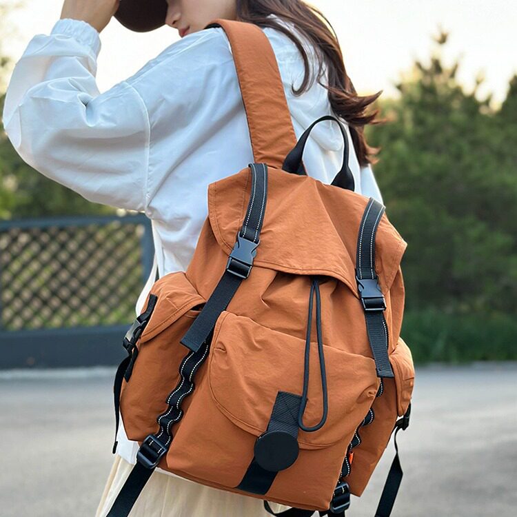 新款户外登山包女轻便工装风抽绳