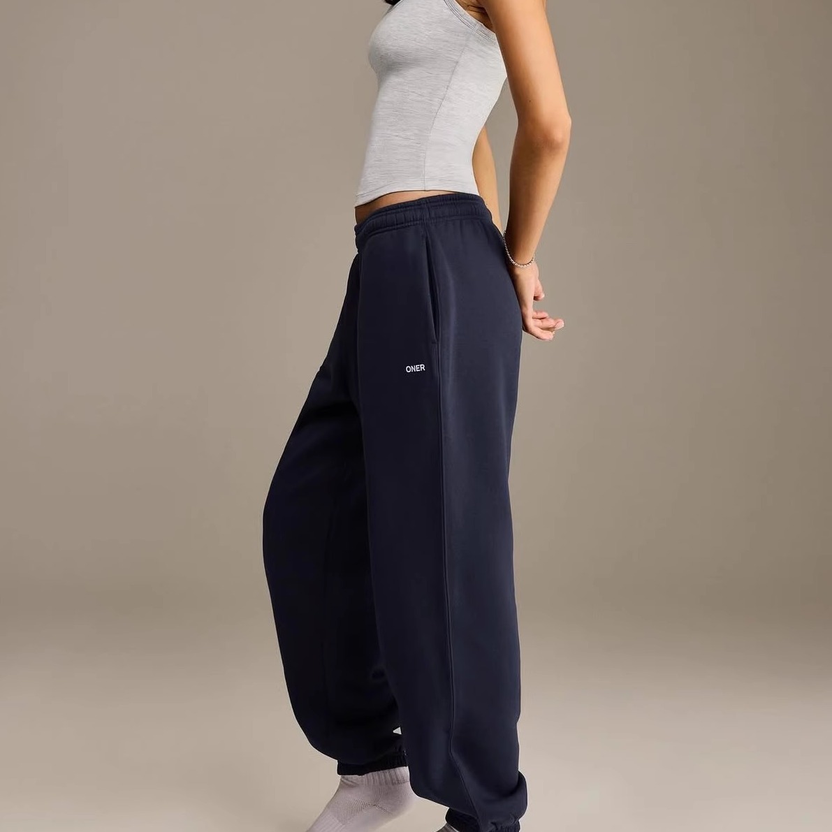 女士运动健身收脚口加绒卫裤