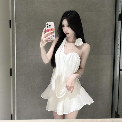 法式纯欲白色连衣裙子套装女度假花朵挂脖抹胸吊带上衣半身裙夏季