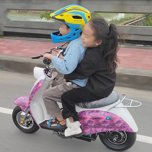 小孩骑的迷你两轮电动踏板摩托车