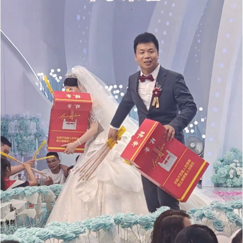 现货华子大辣条结婚返场礼物网红同款中华辣条大包装烟盒拍照道具