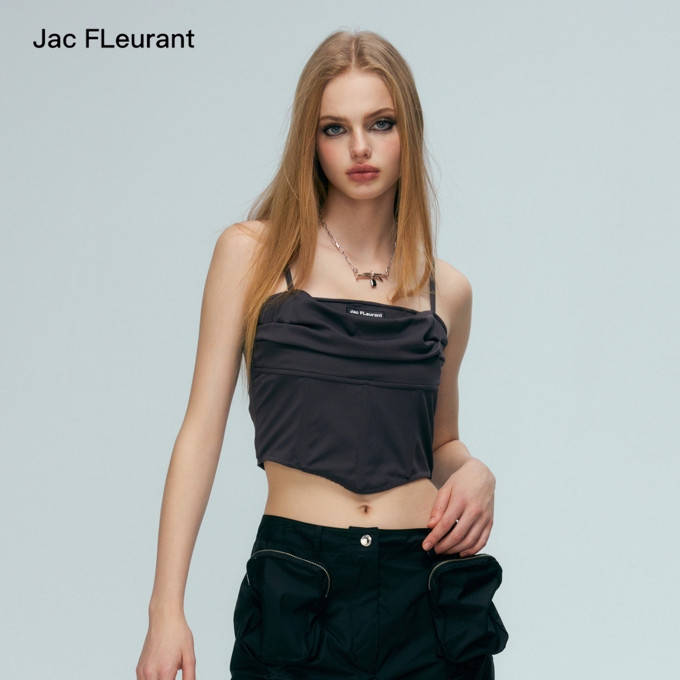 内搭短款黑色荡领吊带上衣