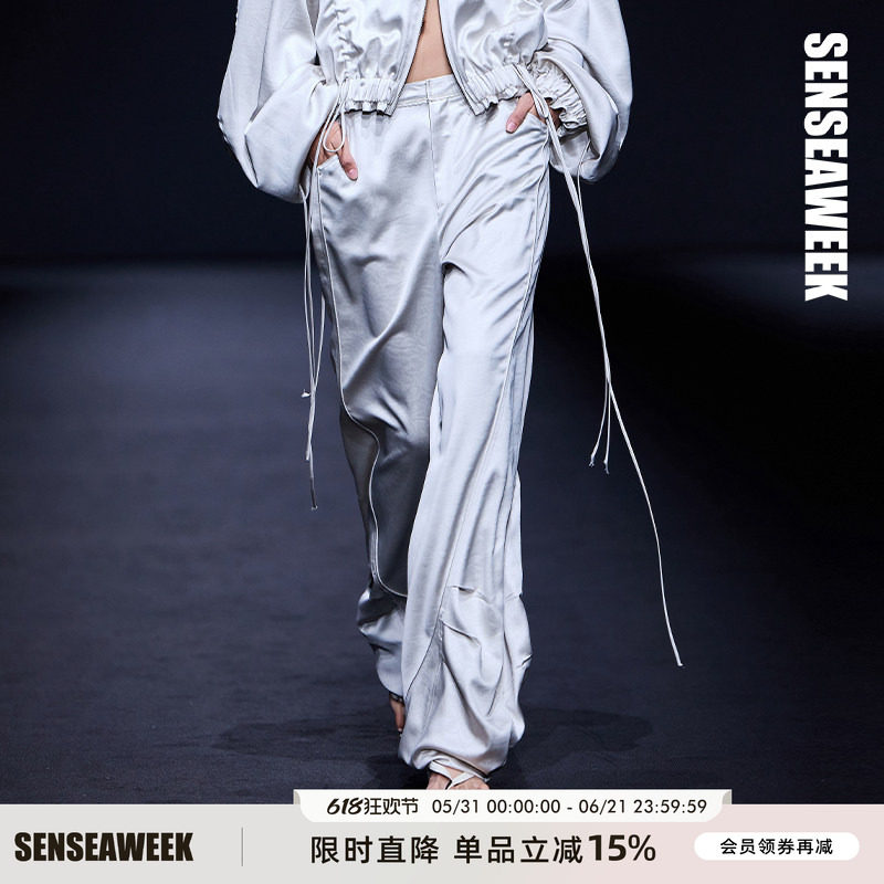 【丁程鑫/王霏霏同款】SENSEAWEEK垂坠感皮革纹理缎面捏褶长裤