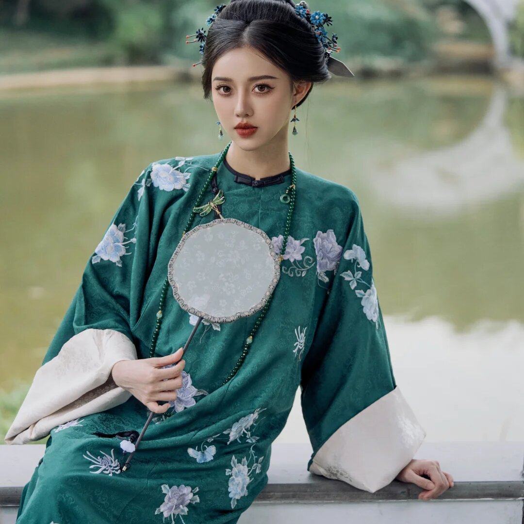 女高端重工刺绣福晋旗装长衫清朝贵妃吉服古董衣旗袍祖母绿少奶奶