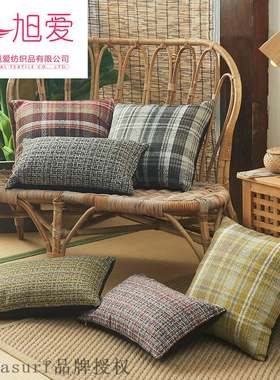 The new linen lattice pillow case does not contain a core.