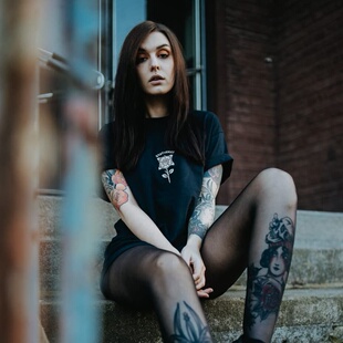 潮流设计感简约玫瑰花涂鸦创意鬼马暗黑风短袖 T恤宽松落肩半袖