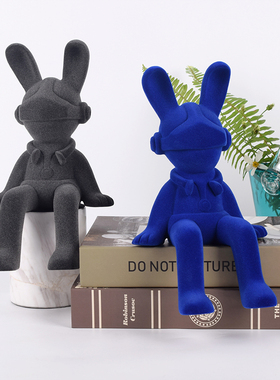 克莱因蓝色卡通植绒坐姿兔子摆件家居客厅样板间酒店会所软装饰品