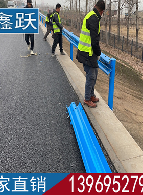 蓝色喷塑波形护栏板二级公路双波绿色Gr-B-4E梁钢乡村路防护栏杆