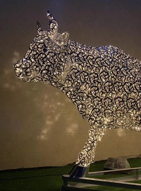 不锈钢镂空牛雕塑户外园林金属发光动物模型公园草坪装饰小品摆件