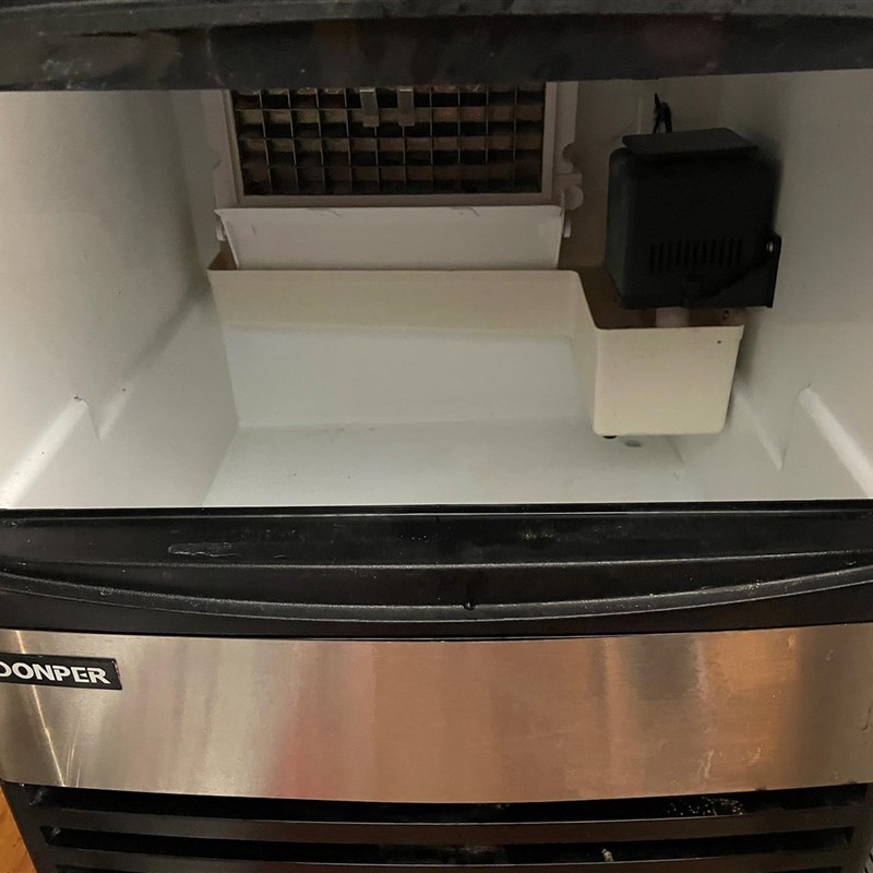 转让一台成色非常新的东贝制冰机,产冰量55公斤,使用不到一个