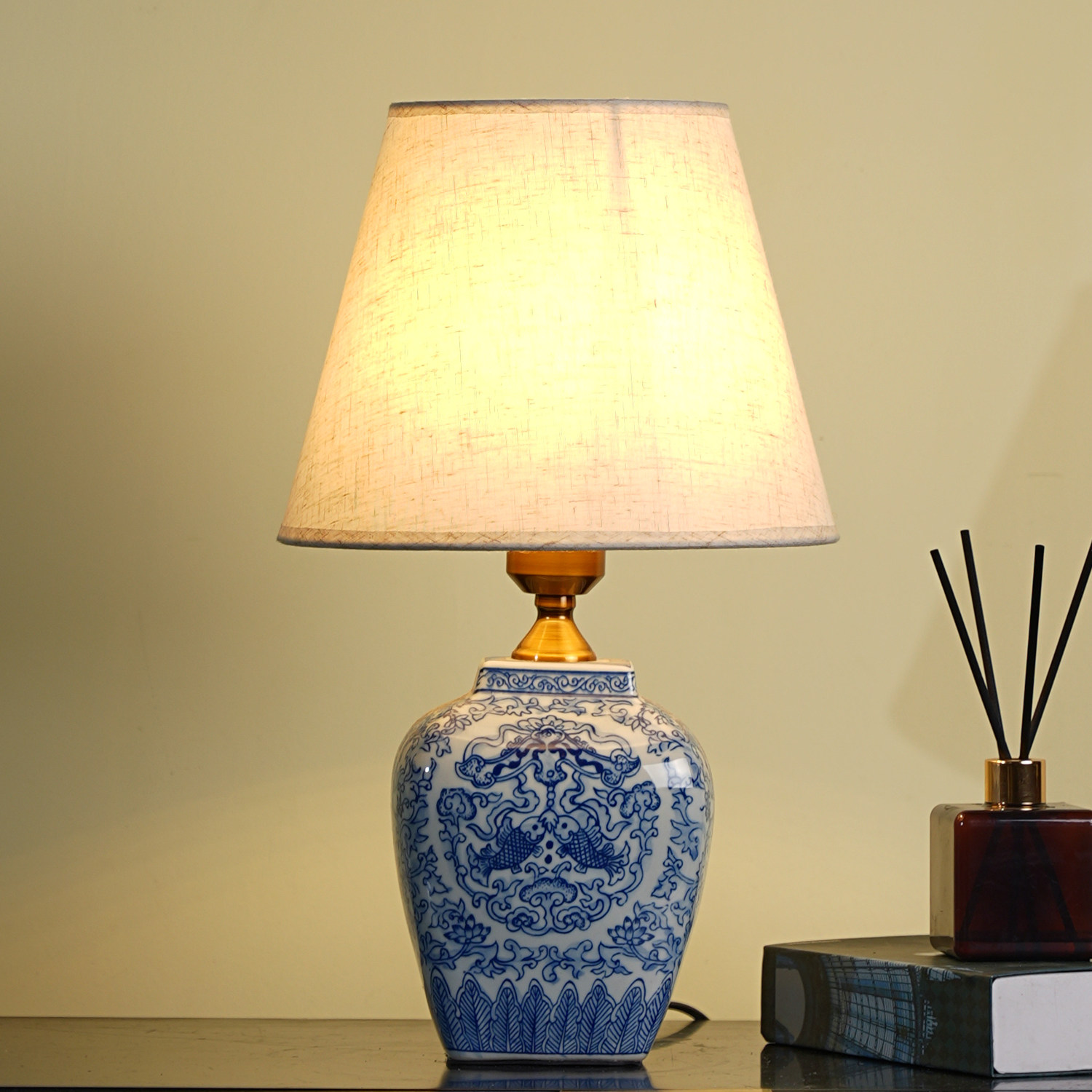 新款卧室办公床头柜台灯欧式时尚复古灯中式客厅书房青花陶瓷台灯