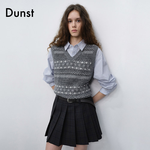Dunst【蜜汁叉烧同款】26秋季复古费尔岛V领针织背心UDSW6C117