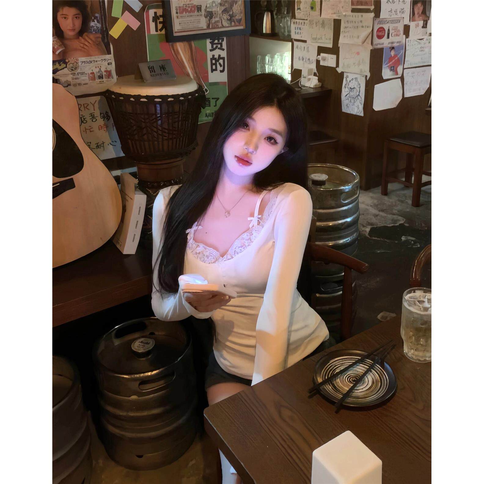 순수한 욕망 섹시한 레이스 접합 봄과 가을 여성을위한 긴팔 티셔츠 핫 걸스 내부 레이어링 셔츠 슬림 슬림 오른쪽 어깨 탑