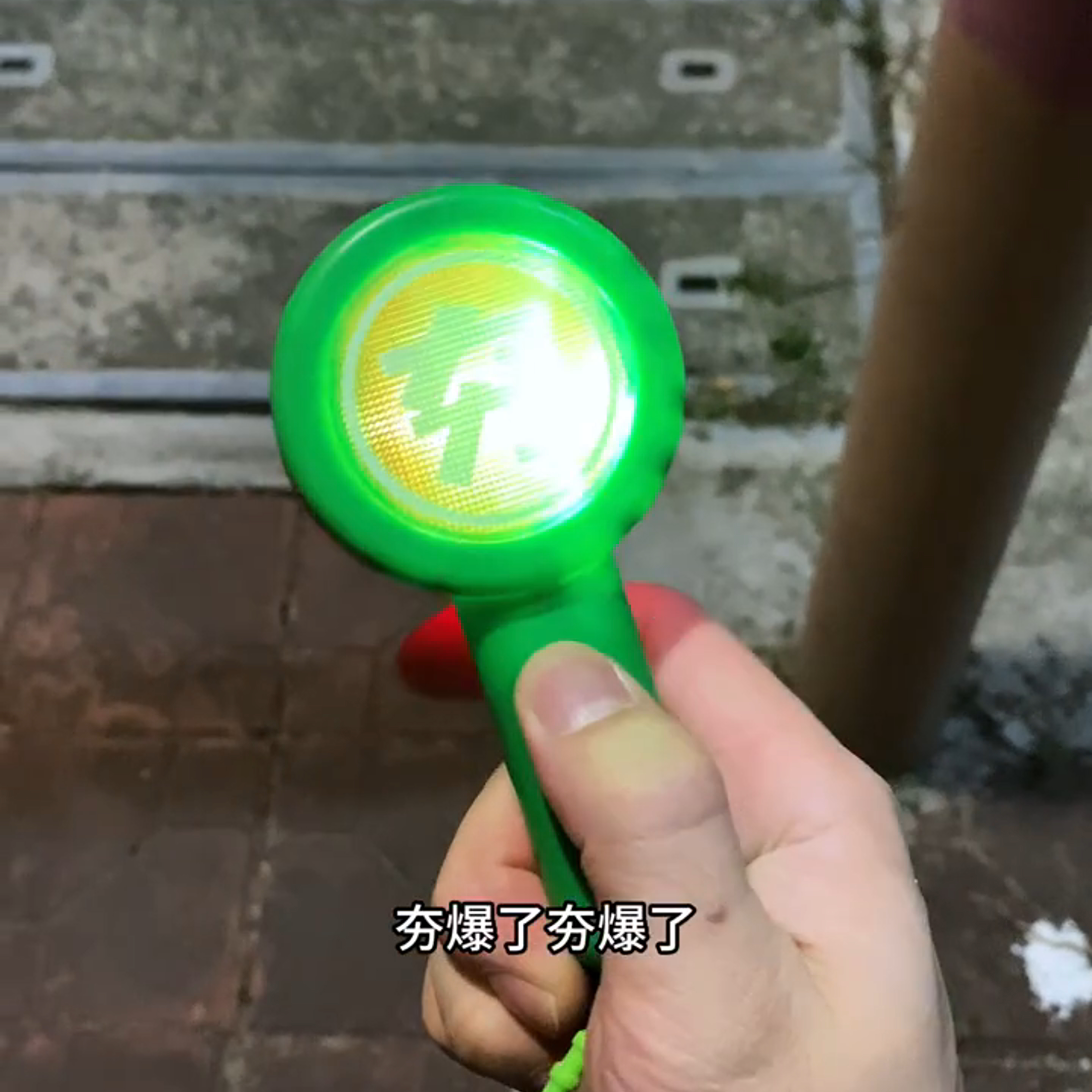 网红打卡发光发声拉举牌钥匙扣