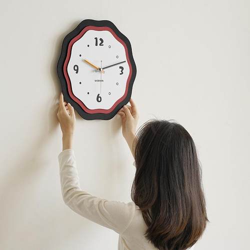 简OZOOMFUH免打孔现代约时表家用创2025新款意客厅挂钟钟装饰墙