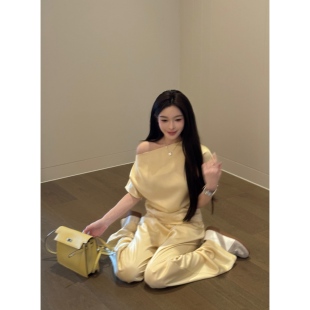 YOUENBB 显瘦两件套 设计感高级感醋酸缎面斜肩上衣直筒阔腿长裤
