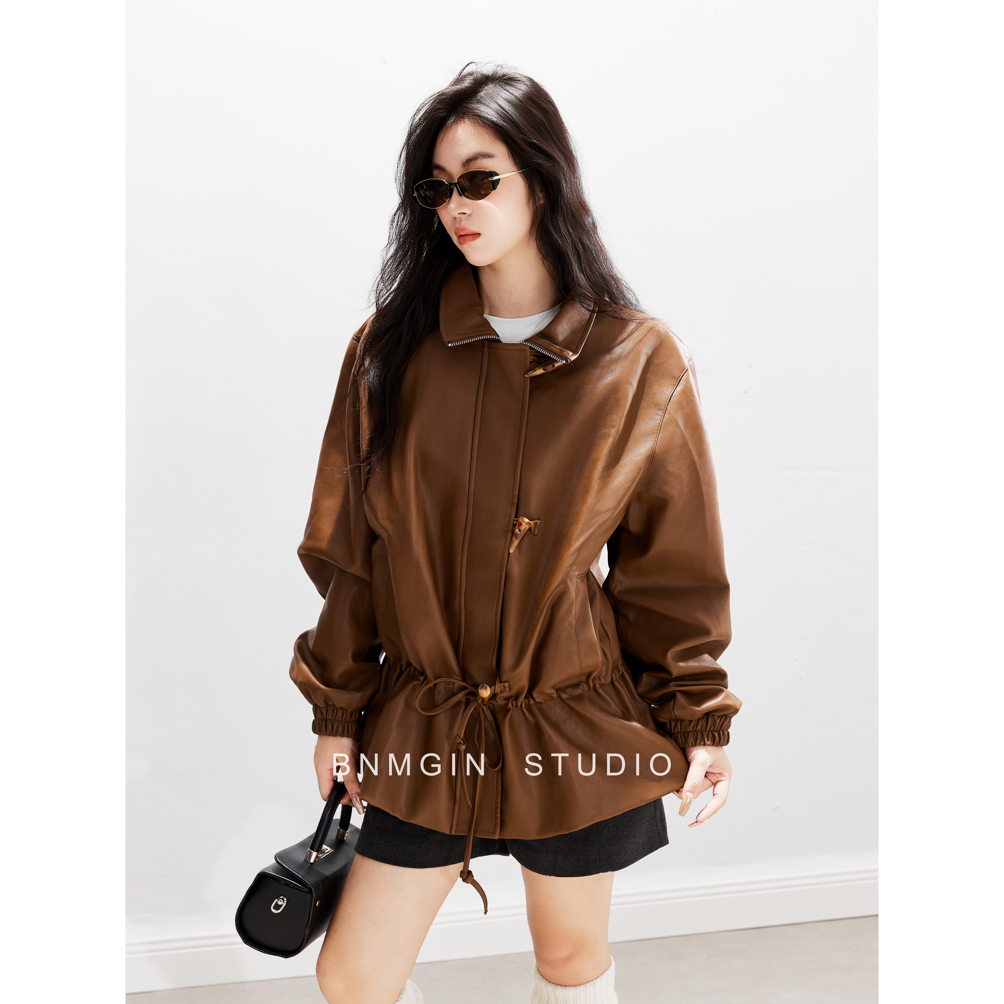 BNMGIN牛角扣翻领收腰宽松皮衣女