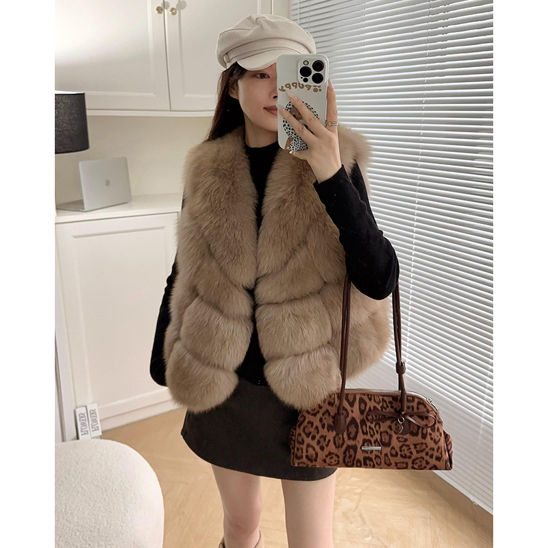 海宁2025年秋冬新款整皮狐狸毛皮草马甲女年轻时尚短款外套B2088