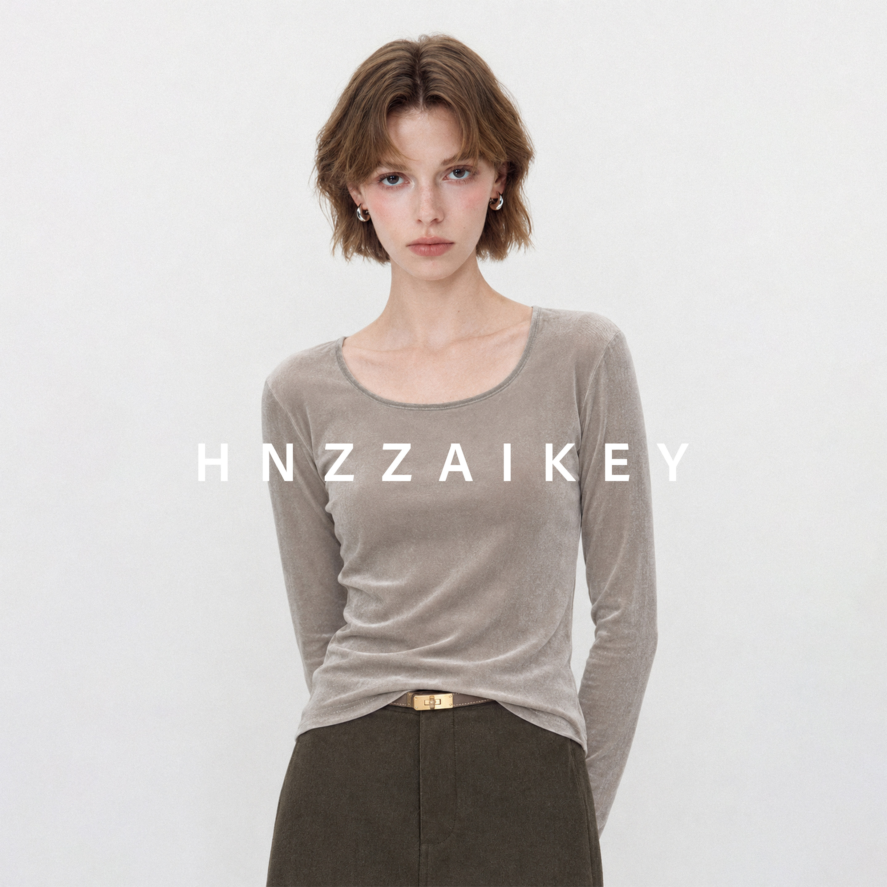HNZZAIKEY/高级感丝绒长袖上衣简约通勤显瘦内搭打底衫EC21112