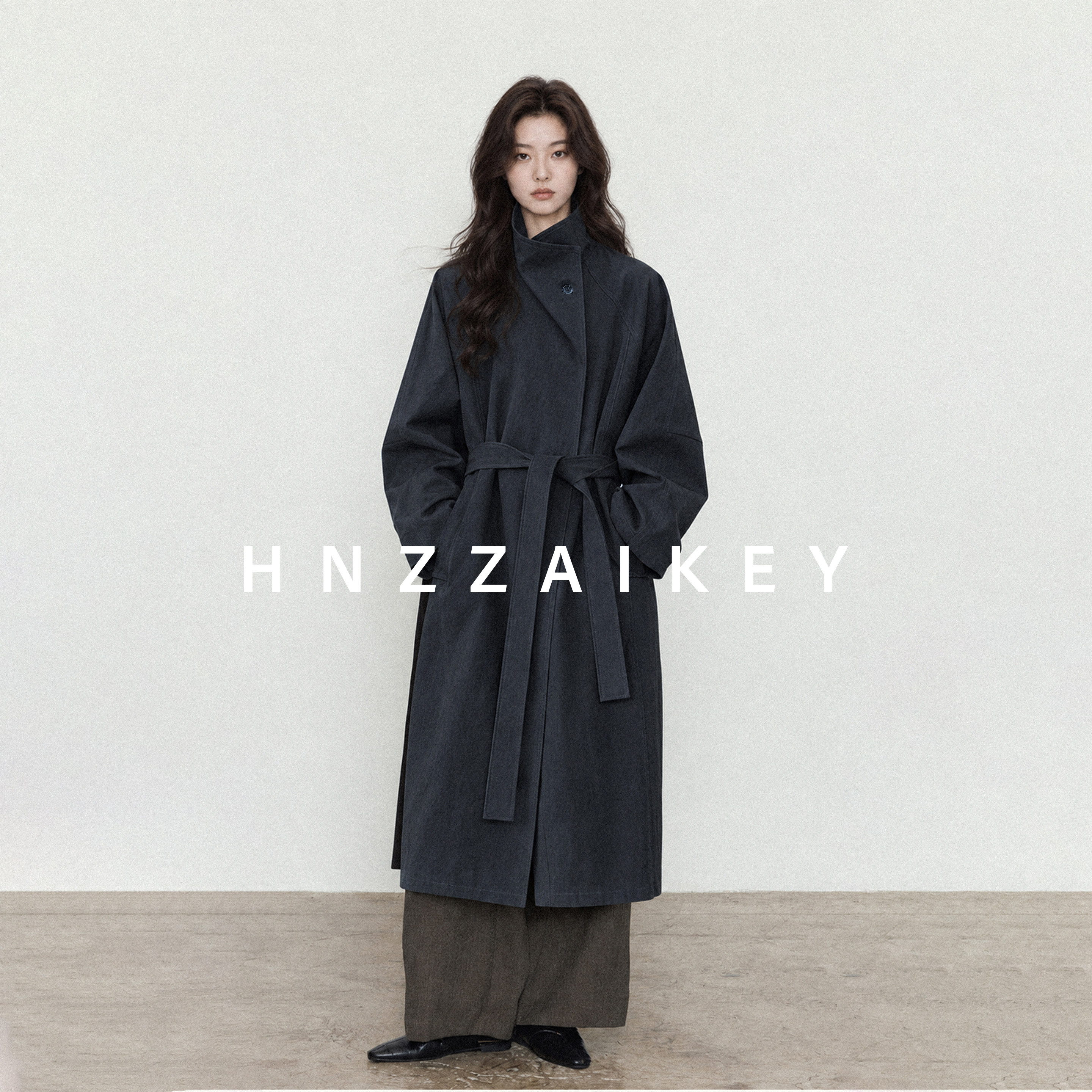 HNZZAIKEY/法式简约中长款风衣女立领系带收腰设计宽松外套EC3712