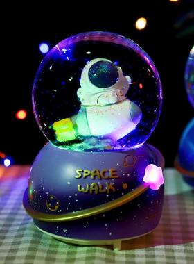 直销新款星际宇航员水晶球八音盒彩灯飘雪客厅卧室装饰摆件七夕节