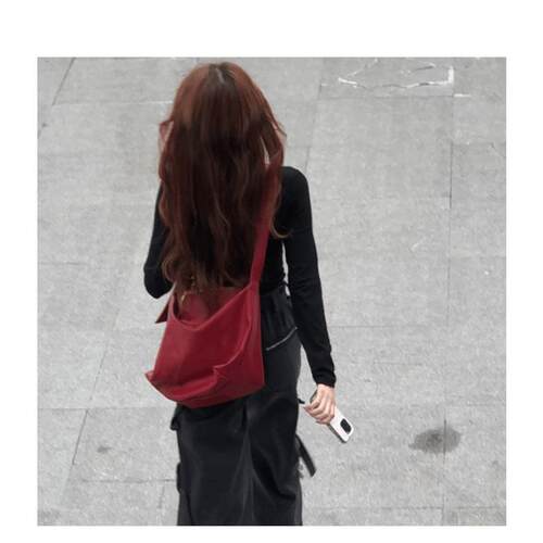 UR复古酒红色包包女式2024新款婚包女新娘斜挎大包秋冬大容量托特