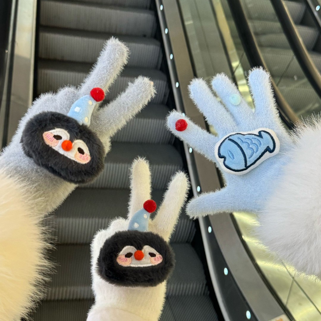 可爱企鹅小鱼手套高颜值毛绒防风保暖加厚女冬骑行触屏分指手套