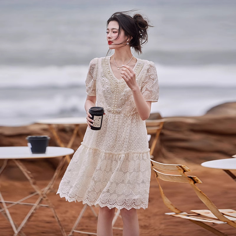 白鹿语重工刺绣钉珠仙女裙2025夏季时尚V领泡泡袖高腰显瘦连衣裙