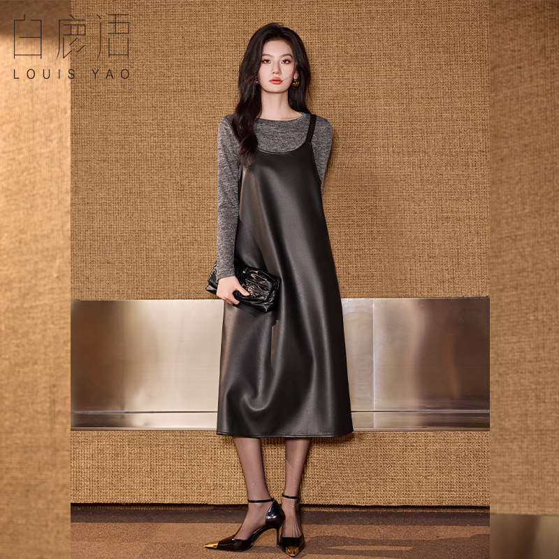 白鹿语时尚两件套秋冬新款夹花色针织T恤衫仿皮背带长裙套装女