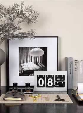 现代样板间书房搭配套装尺笔墨水皮具设计主题软装书桌装饰画摆件