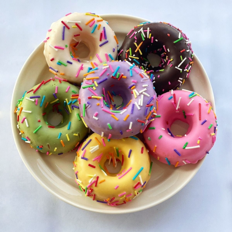 传统巧克力草莓牛奶蛋糕甜甜圈摆台糕点超市摆摊零食烘焙批发包邮