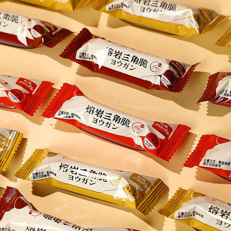 爆浆熔岩三角酥儿童小零食威化饼干巧克力味夹心解馋熔岩三角形酥