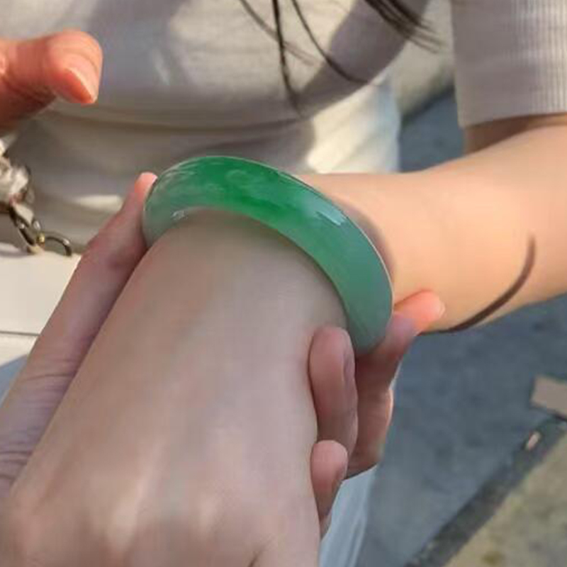 近3小时已售100+件热卖翡翠手镯