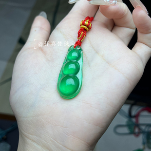 仟喜梵”沐晨曦“缅甸翡翠冰种高冰阳辣绿平安四季豆玉石吊坠处理