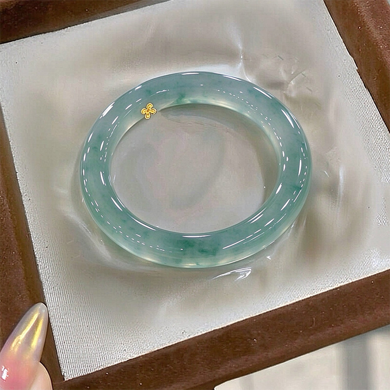 近3小时已售100+件热卖翡翠手镯
