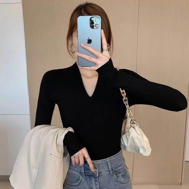 春秋复古V领针织衫女2024新款修身黑色气质上衣内搭薄款打底毛衣