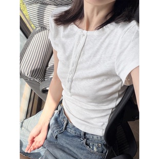 MMUIICHAN 人手一件的百搭纯色细坑条纹纽扣T 上身舒服有弹不露肚