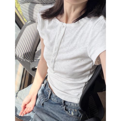 MMUIICHAN 人手一件的百搭纯色细坑条纹纽扣T 上身舒服有弹不露肚