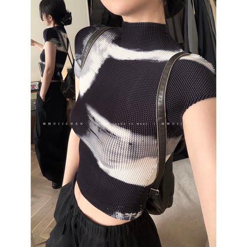 MMUIICHAN 黑喵褶皱小衫 弹力很大 不是显瘦款 不规则印花短袖T恤