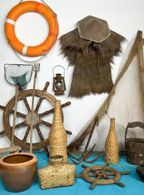 民俗怀旧收藏老物件救生圈舵轮渔具斗笠蓑衣虾篓鱼叉复古装饰摆件