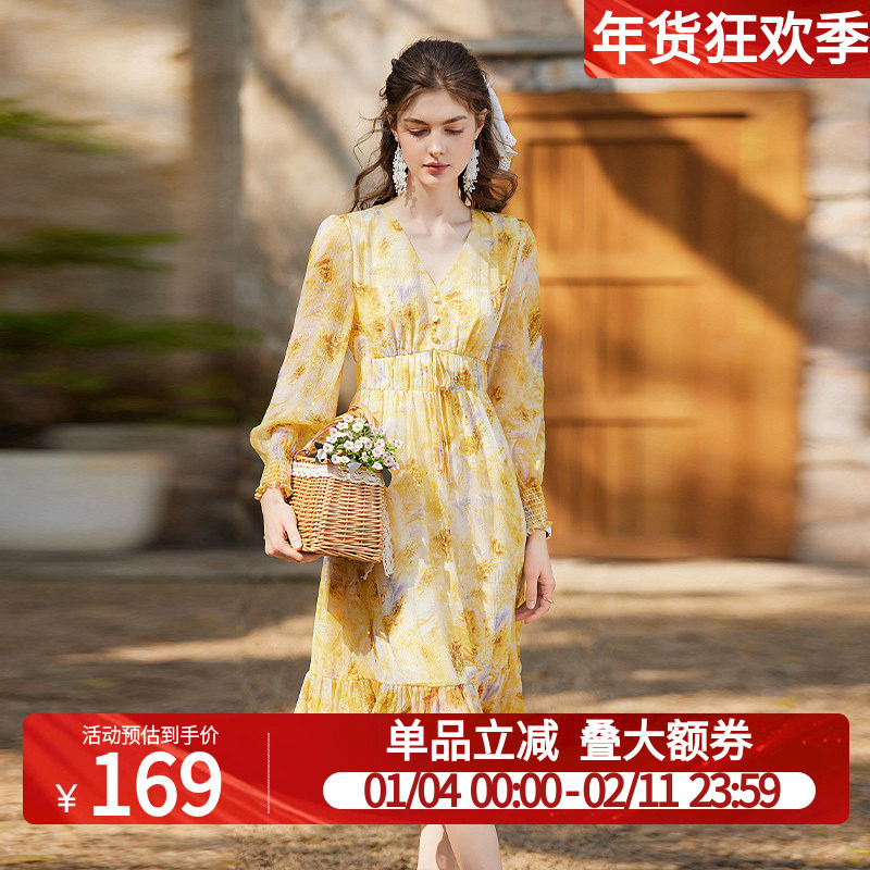 白鹿语荷叶摆印花长裙2025春季新款时尚V领装饰扣修身碎花连衣裙