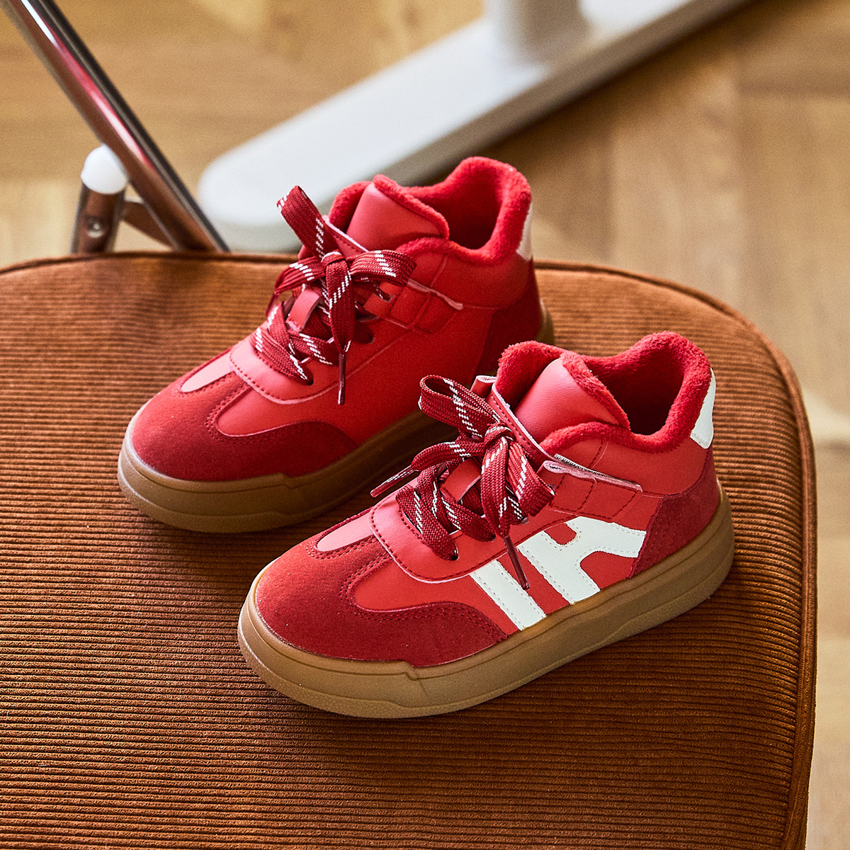 红色轻便软底休闲板鞋魔术贴