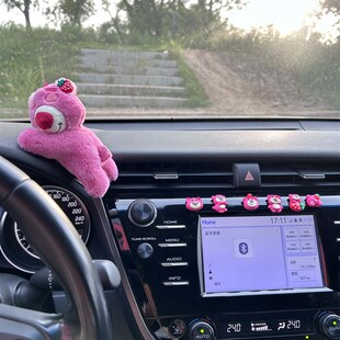 热销草莓熊摆件车载汽车中控台毛绒趴姿熊装饰品女生车内可爱网红