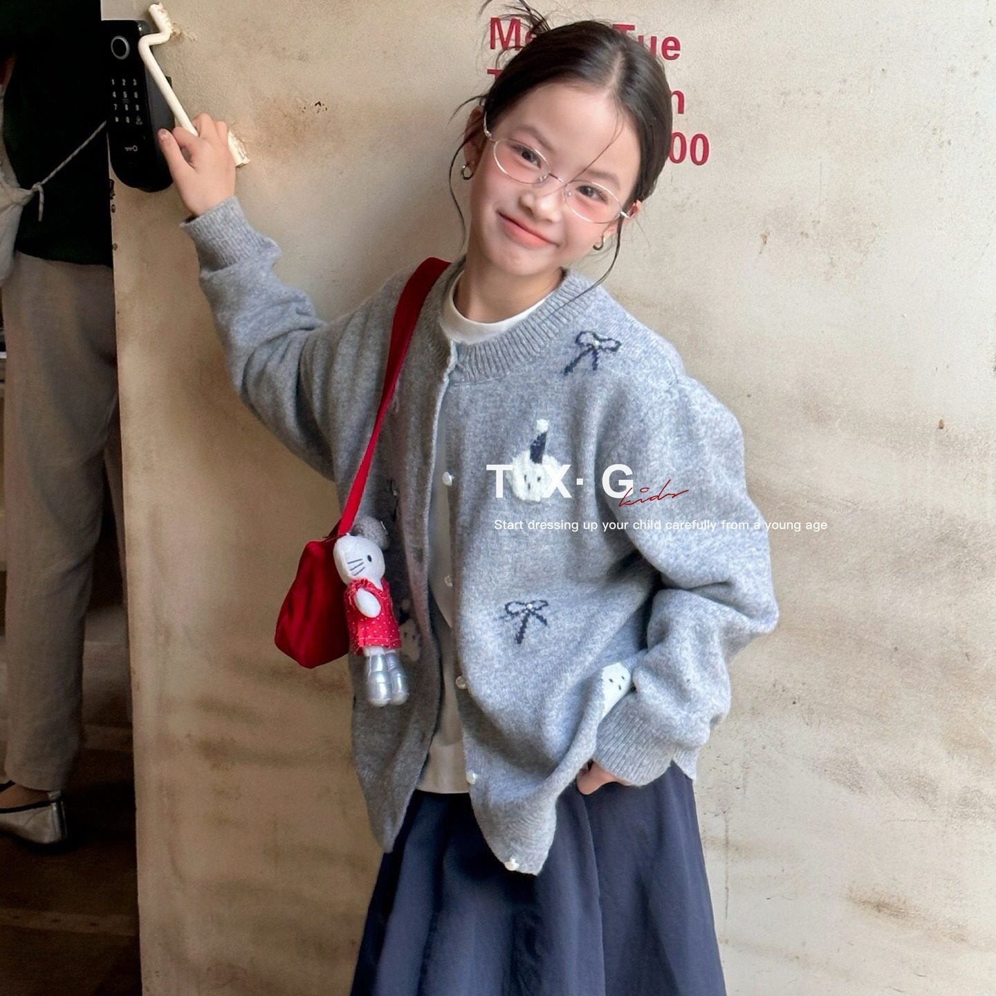 波拉韩国秋冬款女中大童针织衫洋气蝴蝶结卡通满刺绣毛衣开衫外套