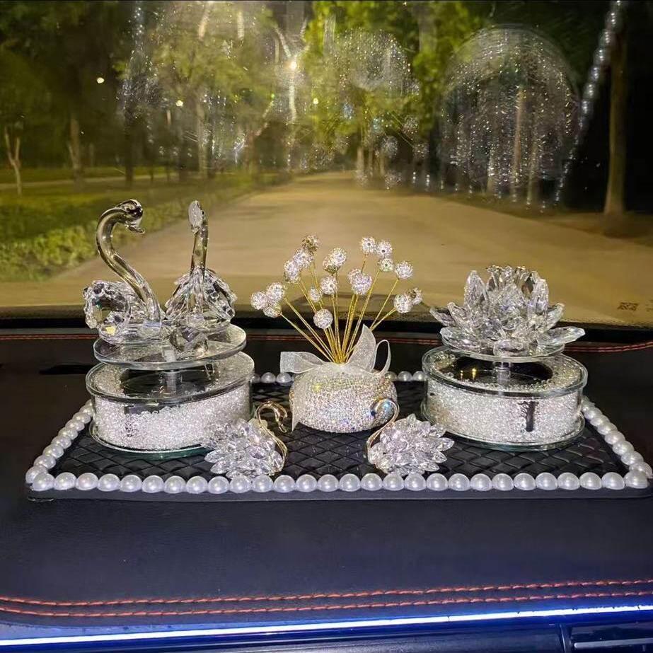 旋转水晶香薰天鹅莲花车载太阳能旋转汽车摆件车内装饰车摆件高档